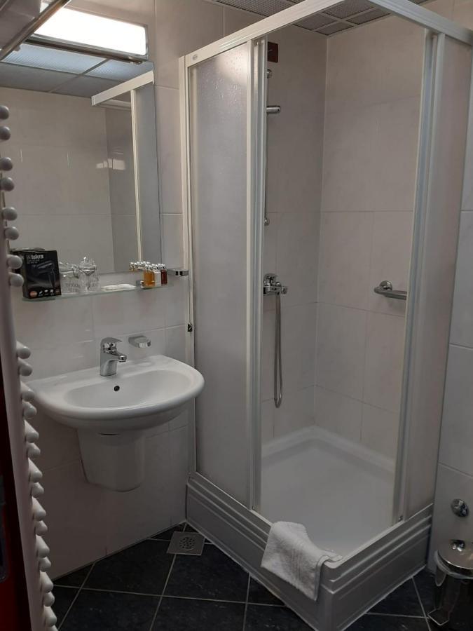 Hotel Tamaris Novi Vinodolski Buitenkant foto