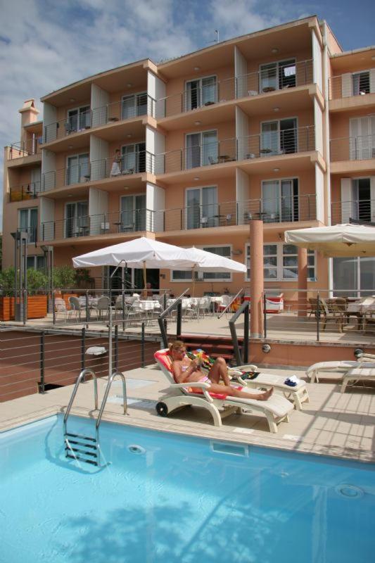 Hotel Tamaris Novi Vinodolski Buitenkant foto