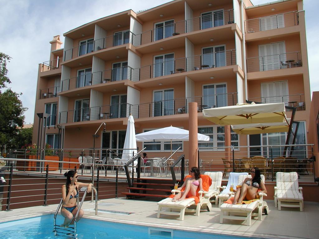 Hotel Tamaris Novi Vinodolski Buitenkant foto